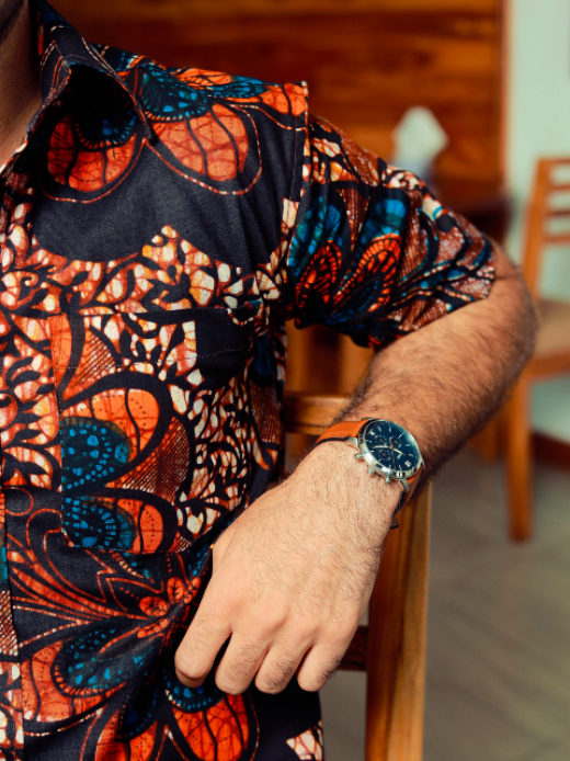 Men's red/blue flower custom-made African print short sleeve shirt model wearing pocket closeup