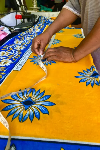 Kitenge Store master tailor cutting Kanga cloth make African print fabric bathrobe Tanzania